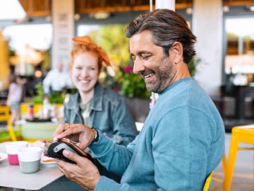Betalende mand i blå trøje